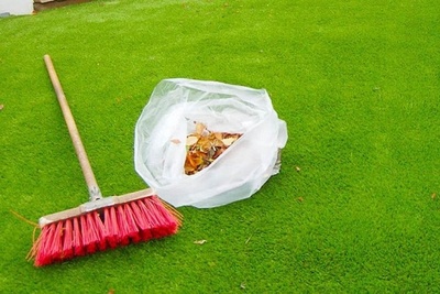 Những cách vệ sinh thảm cỏ nhân tạo hiệu quả
