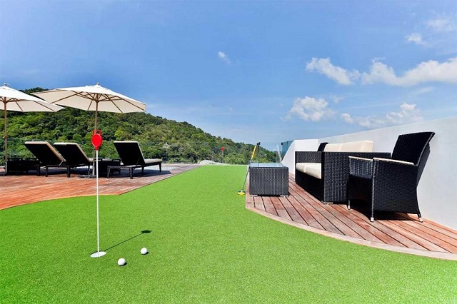 Sân golf trong khu nghỉ dưỡng bằng cỏ nhân tạo vô cùng đẹp mắt