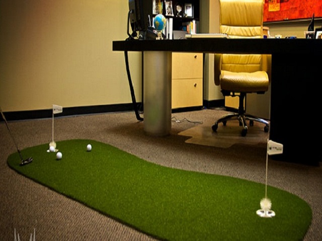 Thảm cỏ nhân tạo sân golf mini trong phòng làm việc giúp nhân viên thư giãn giờ giải lao