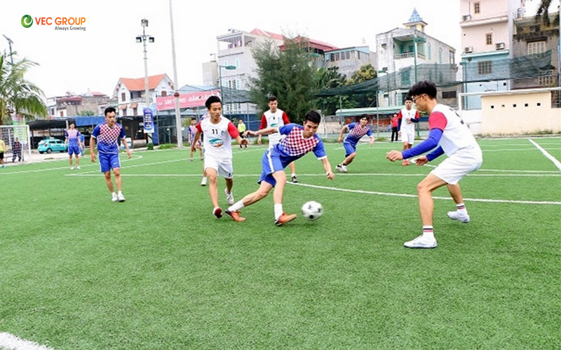 Kích thước sân bóng đá 7 người chuẩn VFF là điểm đến lý tưởng cho những trận cầu đầy kịch tính và hấp dẫn. Với những quy định nghiêm ngặt của Liên đoàn bóng đá Việt Nam, sân bóng đá này sẽ đảm bảo trận đấu diễn ra công bằng và chuyên nghiệp.